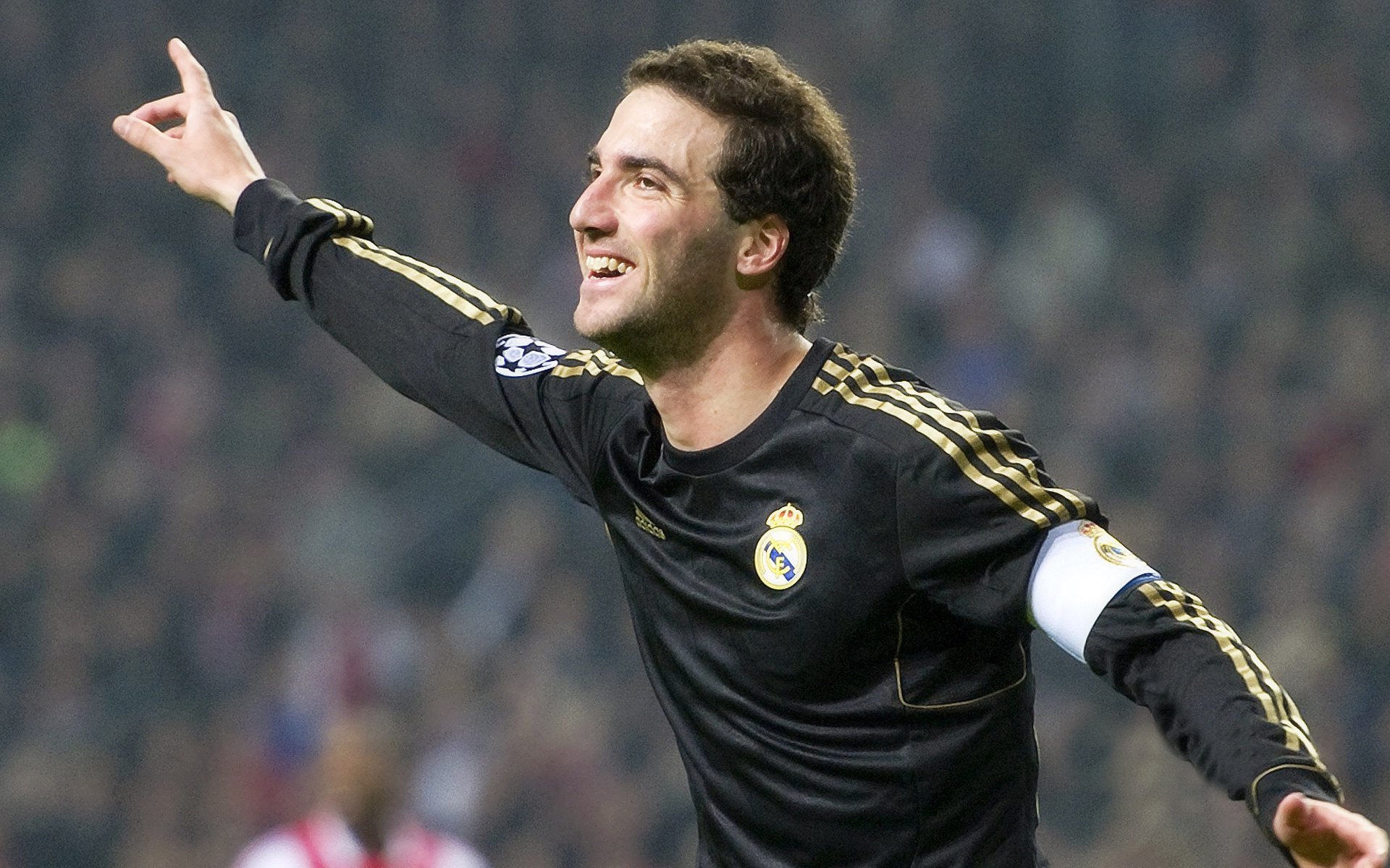 UFC 选手强吻对手引发混乱